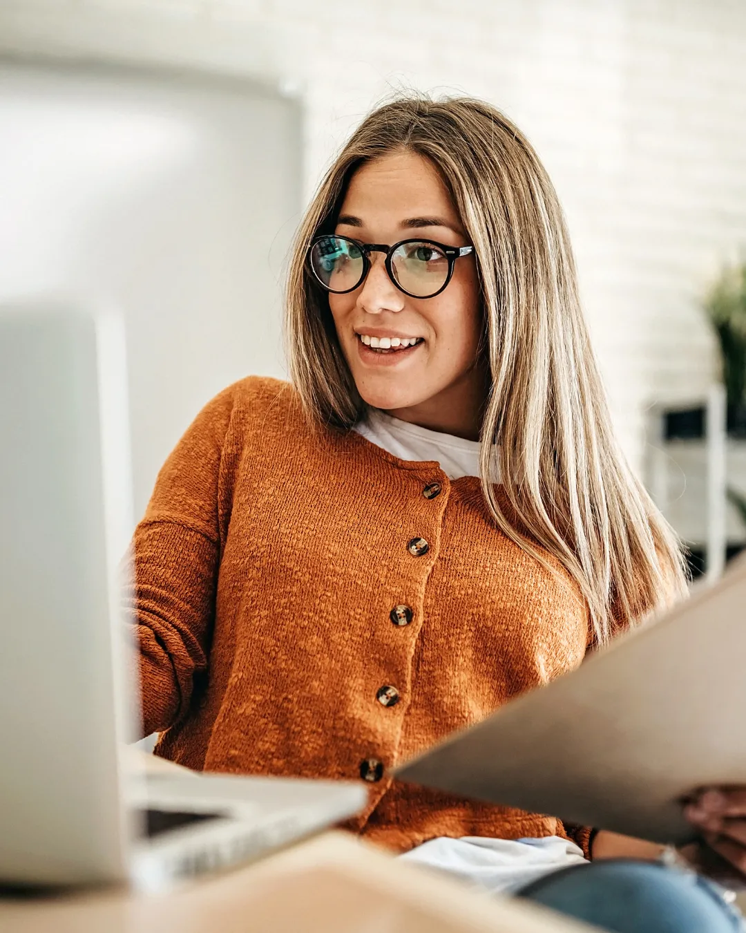 Image of Lisa Tennant on a laptop