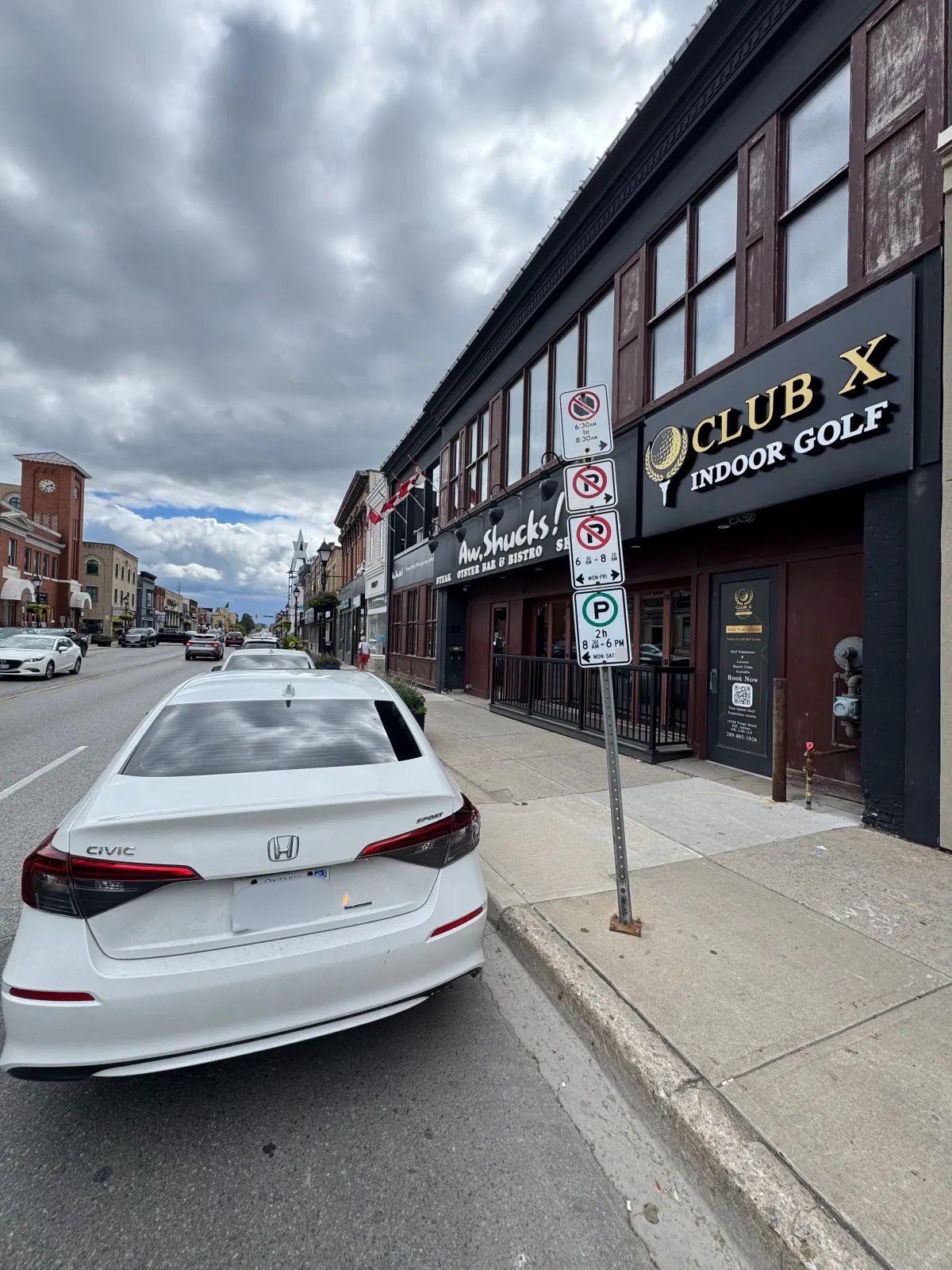 Street parking and signage on Yonge Street in front of Club X Indoor Golf.