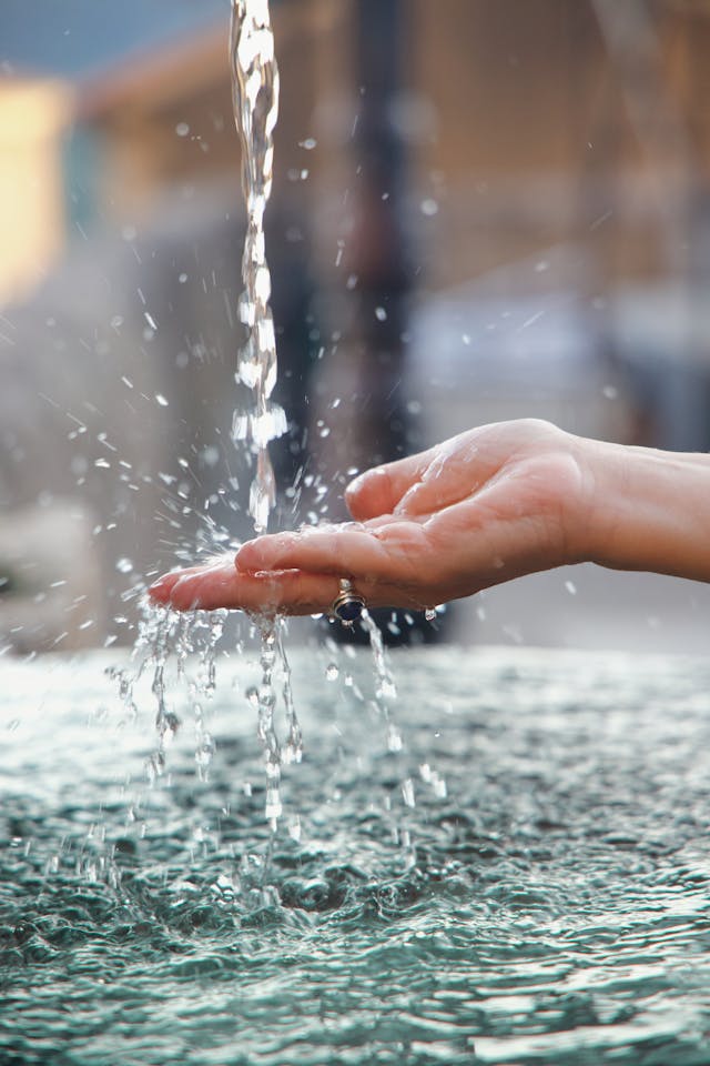 mano sotto un flusso d'acqua