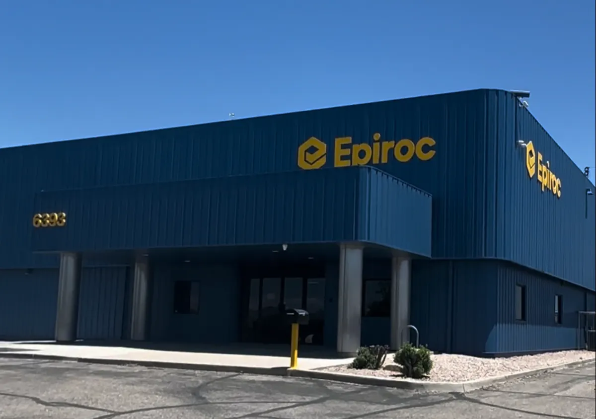 Epiroc Tucson metal building painting: DL Coatings applies Sherwin-Williams Aztec Blue DTM coatings using aerial boom lifts on weekend shifts.