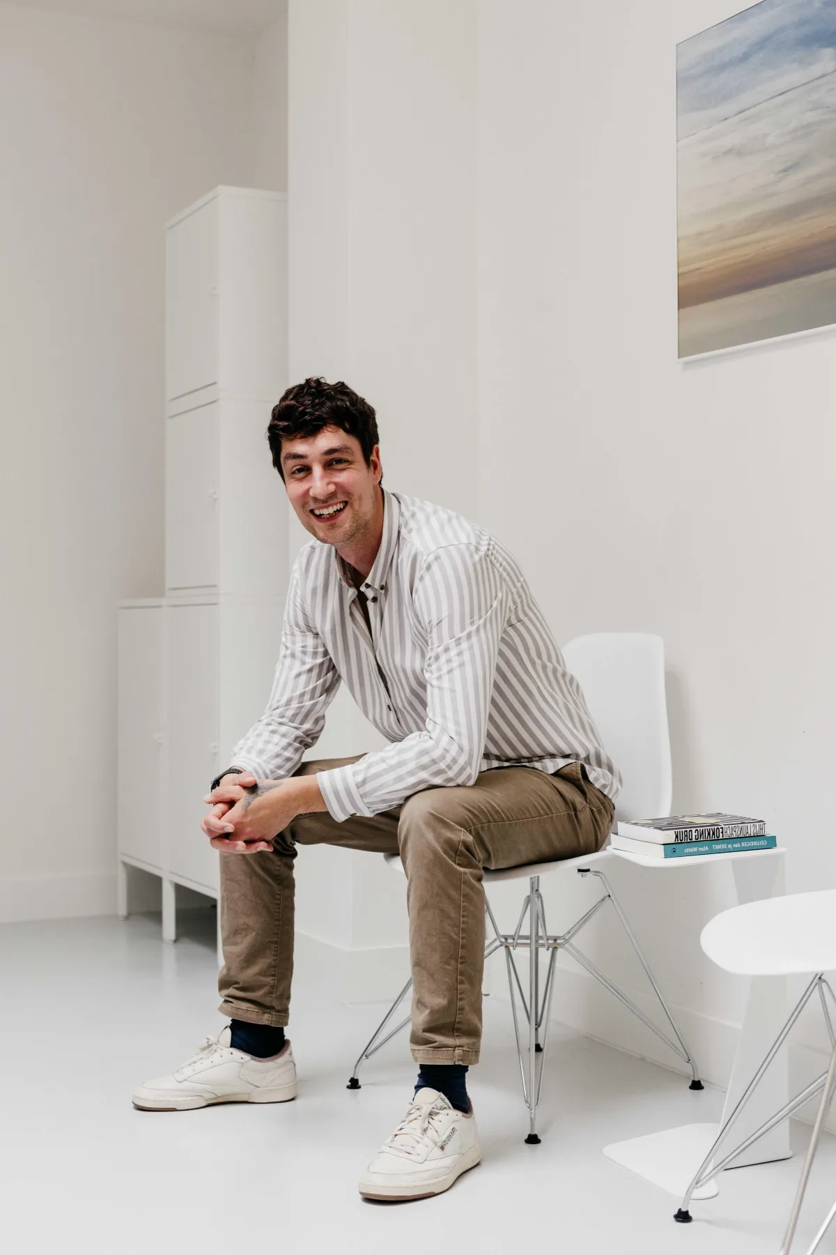 De vriendelijk lachende en trotse mede-eigenaar van praktijk Vleugels in Den Haag; Mondi Westerduin