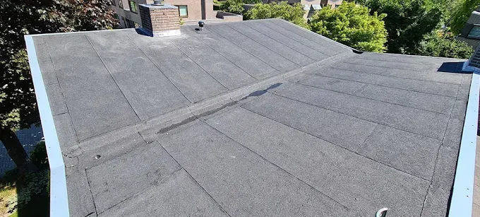 Luxe badkamerrenovatie in een kleine ruimte met zowel een bad als douche, slim ingedeeld en getegeld door IMT Bouwservice in Veenendaal.