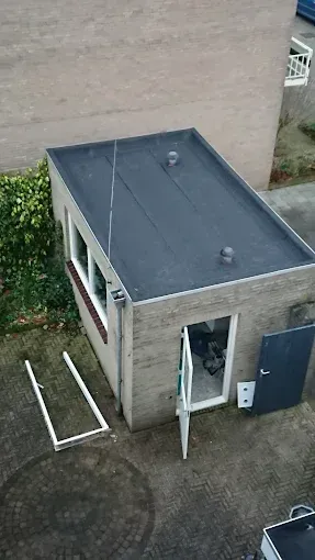 Stevige houten trap op maat gemaakt tussen schuur en uitbouw voor toegang tot dakterras in Zeist.