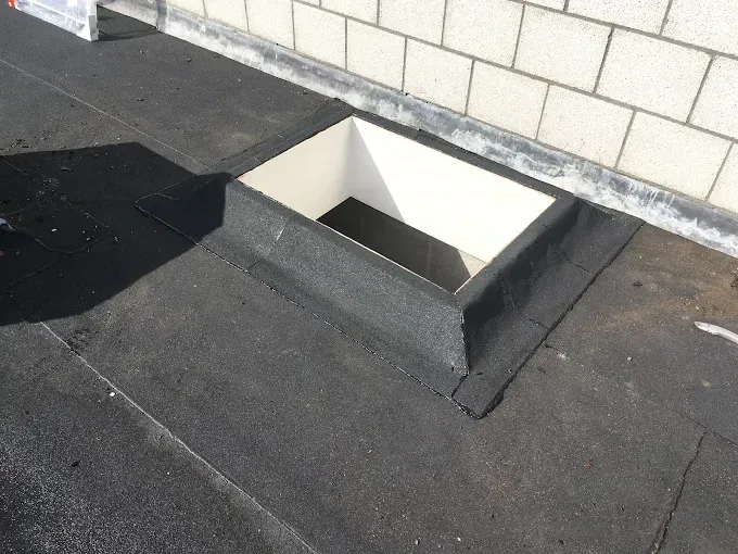 Maatwerk kleine Douglas overkapping van 2,5 m2 met houten vlonder aangebouwd aan schuur in Nieuwegein.