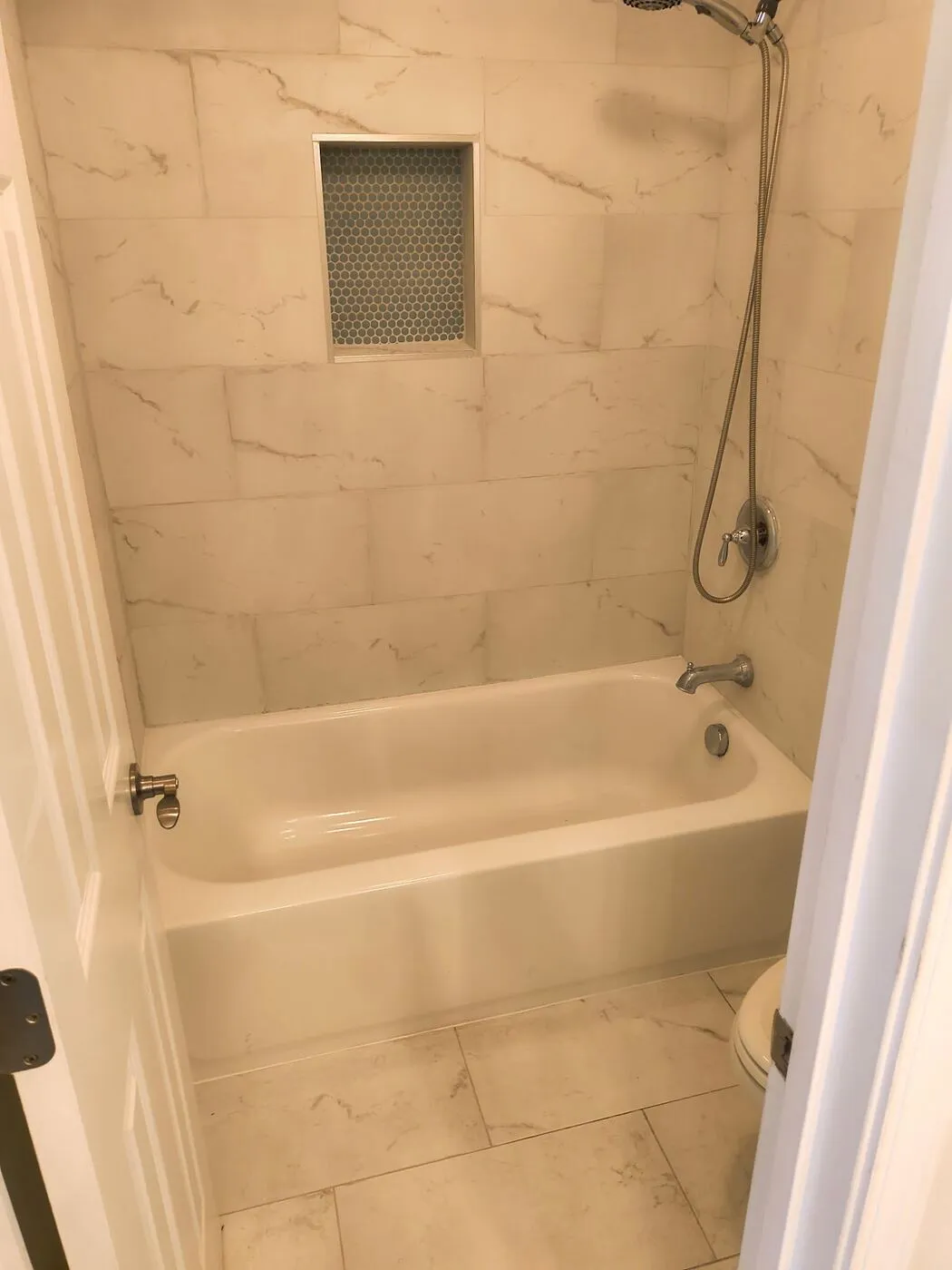 New tub and tile surround with a niche