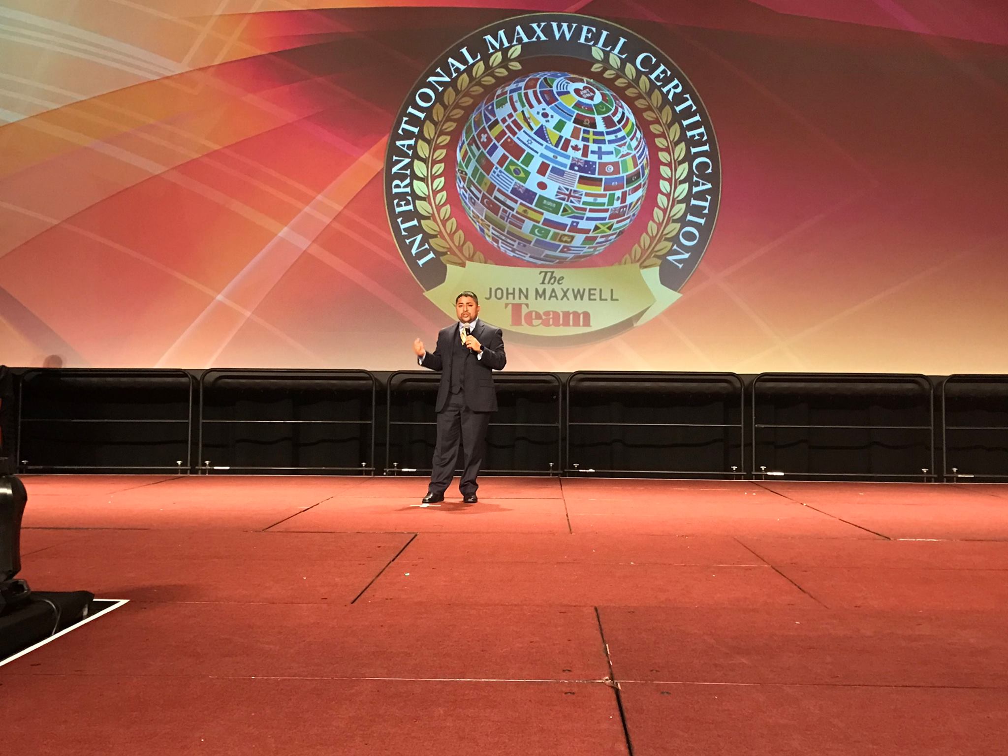 Gustavo Rodea with audience and real estate backdrop