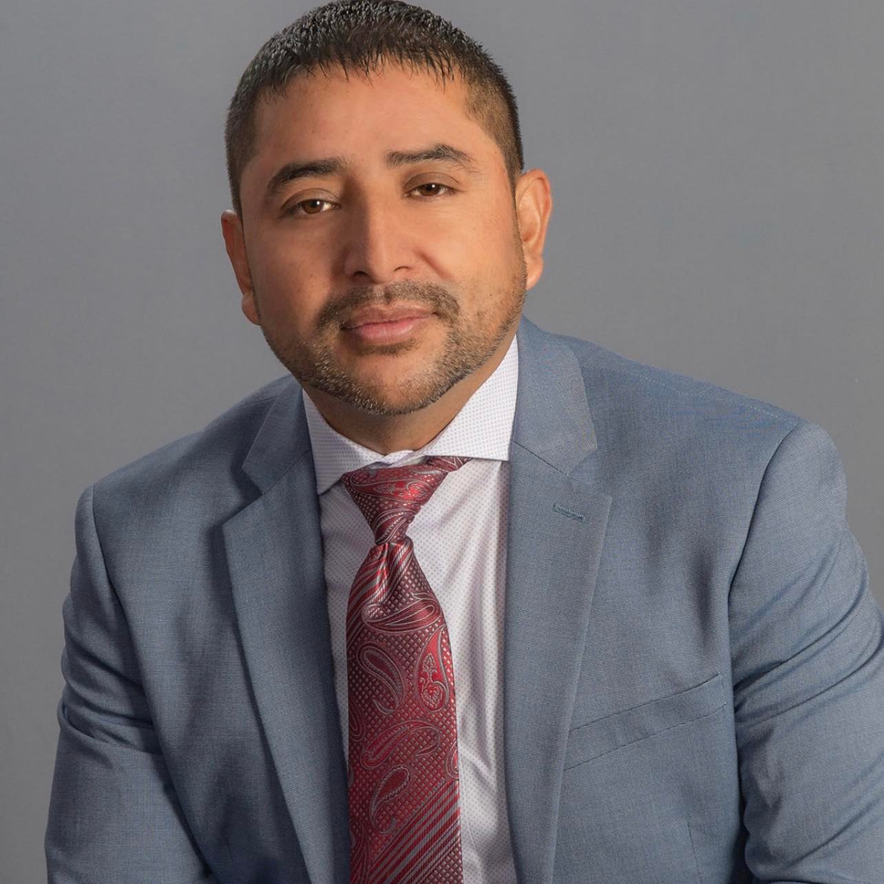 Portrait of Gustavo Rodea speaking on stage