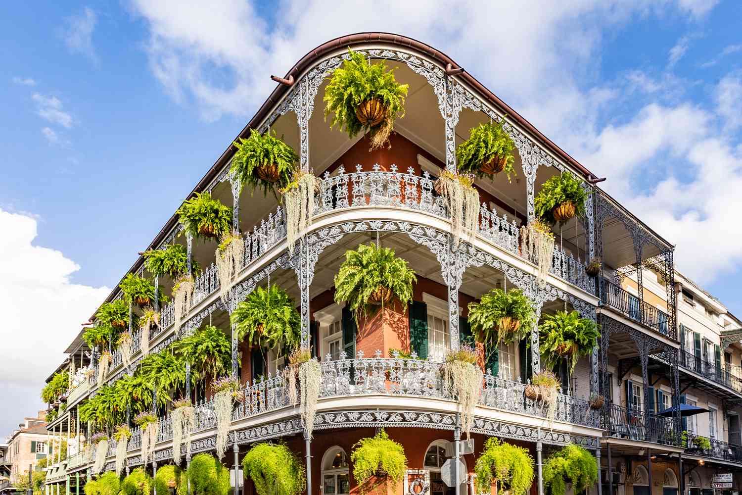 Exploring New Orleans’ Music Scene by Car: Jazz Clubs, Live Music Venues, and Historic Streets | Fuhrer Fleets Rentals – New Orleans, LA 
