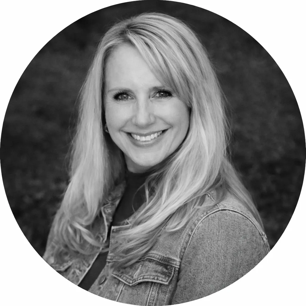 vicki norman image with background of marina to demonstrate marine industry expertise