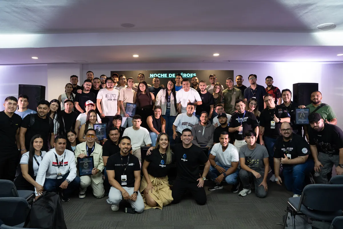Foto grupal de la comunidad en la Noche de Héroes