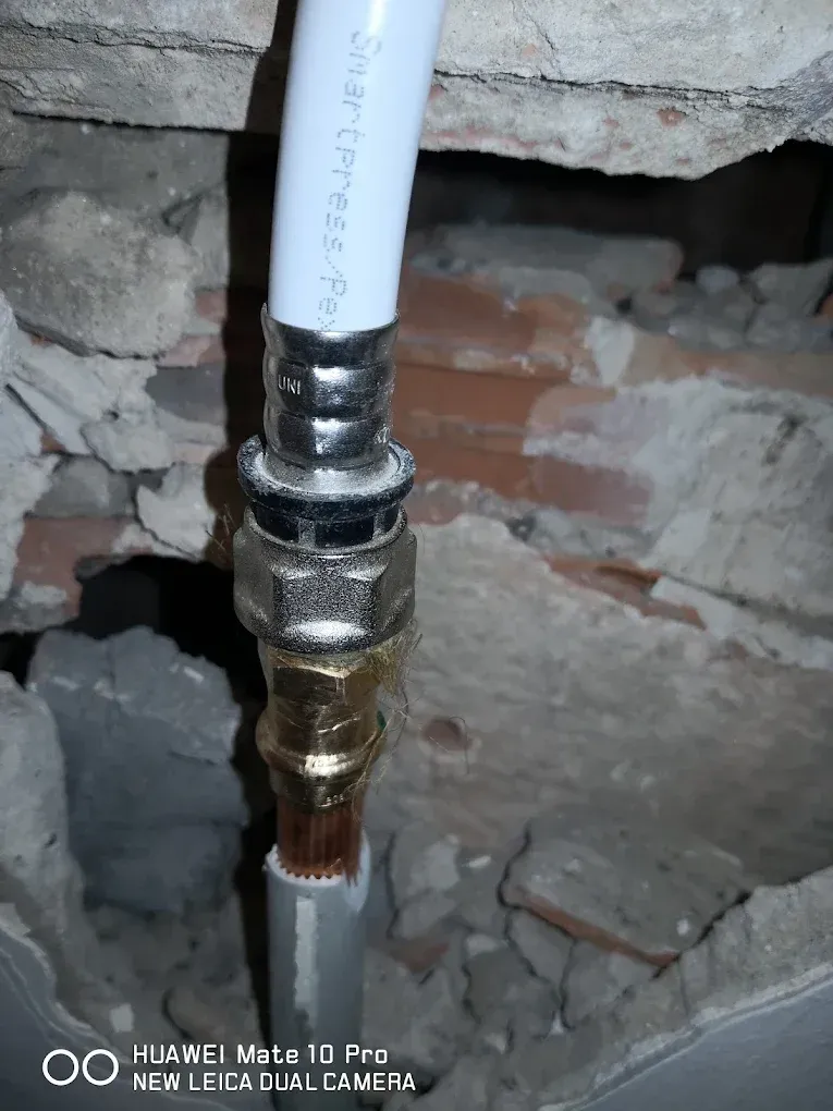 Felülnézeti kép egy különleges, modern mosdócsaptelepről, amely egy kerek, átlátszó üvegtányérból áll (vízesés-kifolyó), középen egy krómozott fémhengerrel. A fémen a "Diplon" márkanév, valamint a hideg-meleg vizet jelző C és H betűk olvashatók. A csaptelep egy fehér kerámia m