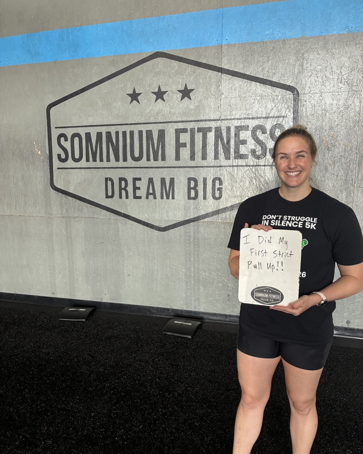 Somnium Fitness member Lindsey celebrating her first strict pull-up