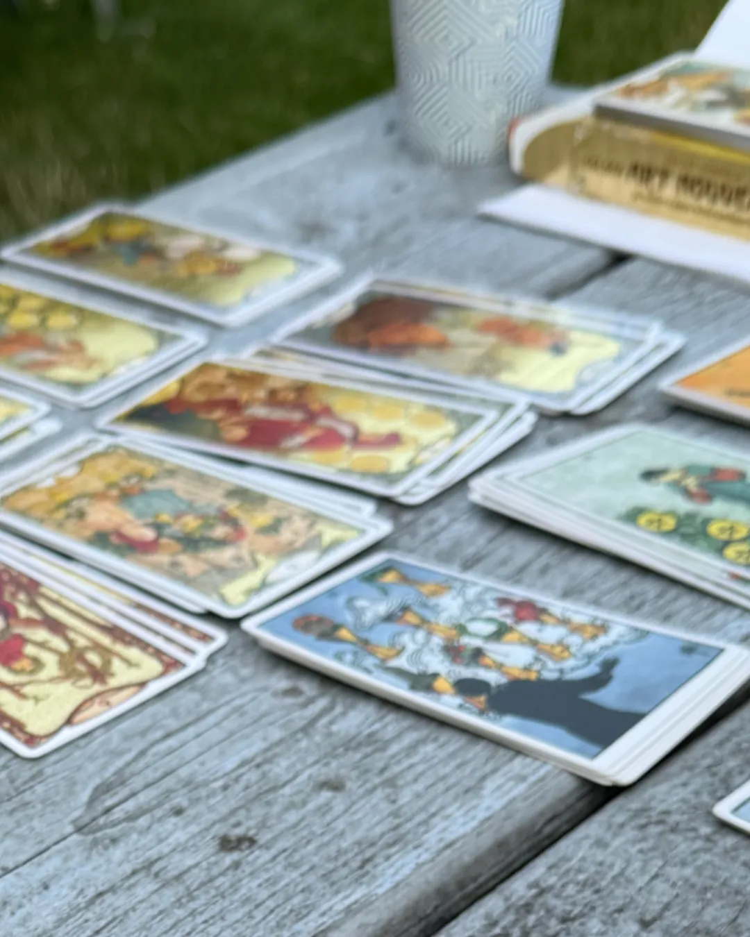 En harmonisk vägledningsmiljö med lavendelfärgade accenter, tända ljus och tarotkort på bordet