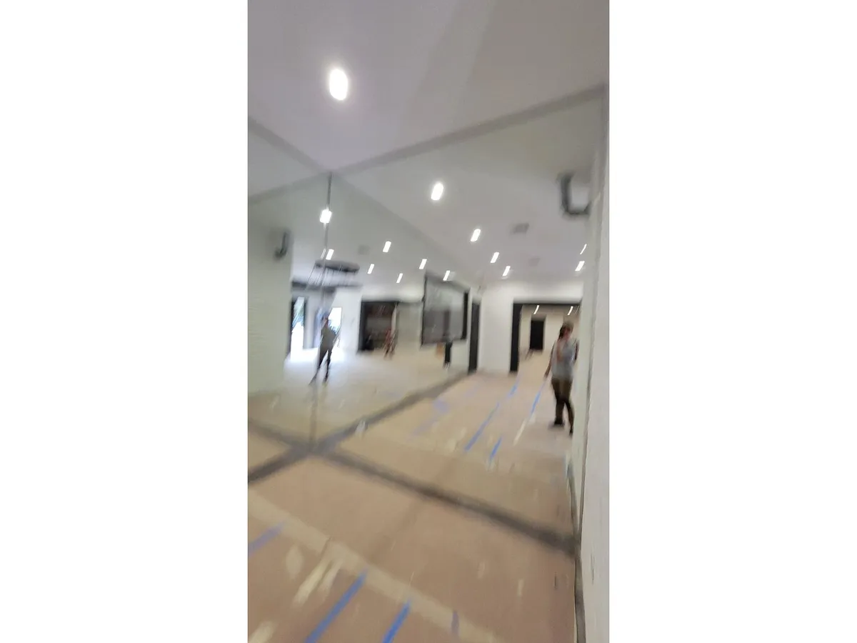 Floor-to-ceiling mirror wall, vertical view