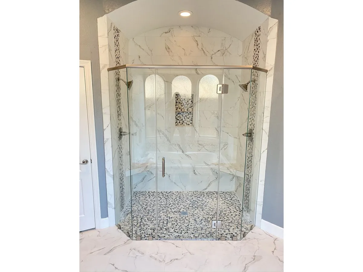 Frameless shower with arched tile niche