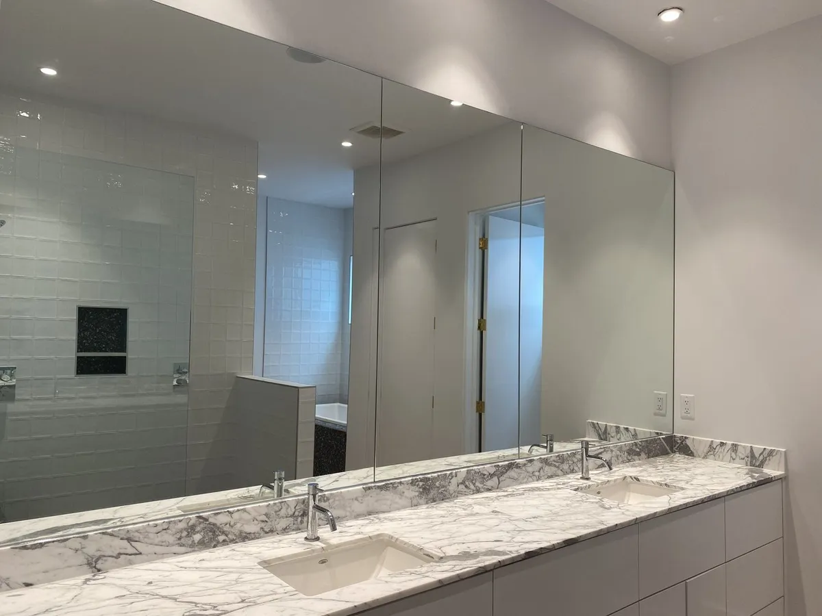 Wall-to-wall frameless bathroom mirror