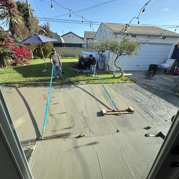 Cinder block retaining wall with textured finish built by Mundo Landscaping in Tucson, AZ — durable and modern masonry design.