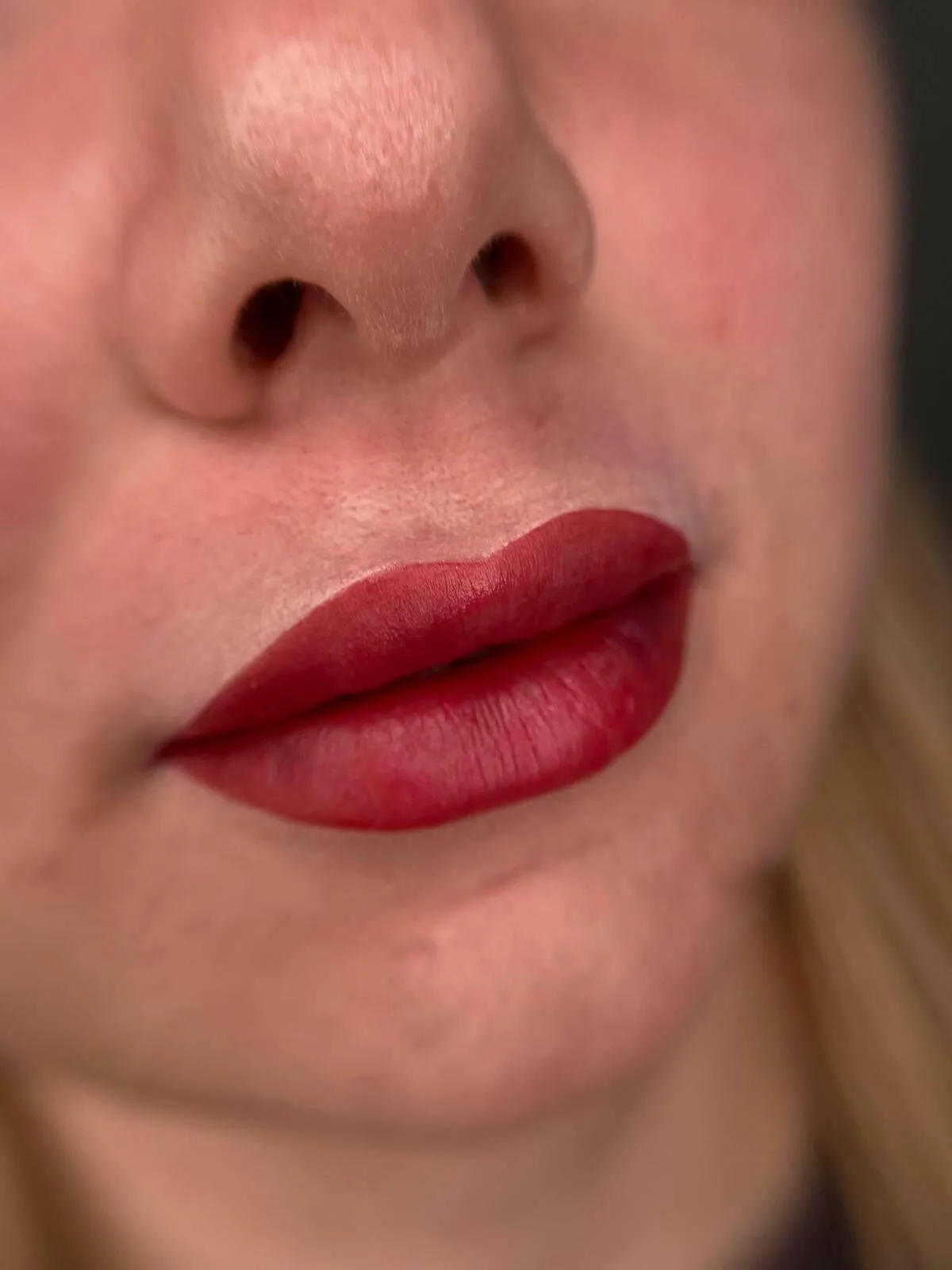 Abgeheiltes Ergebnis einer Lippenpigmentierung – intensive Farbe und definierte Form