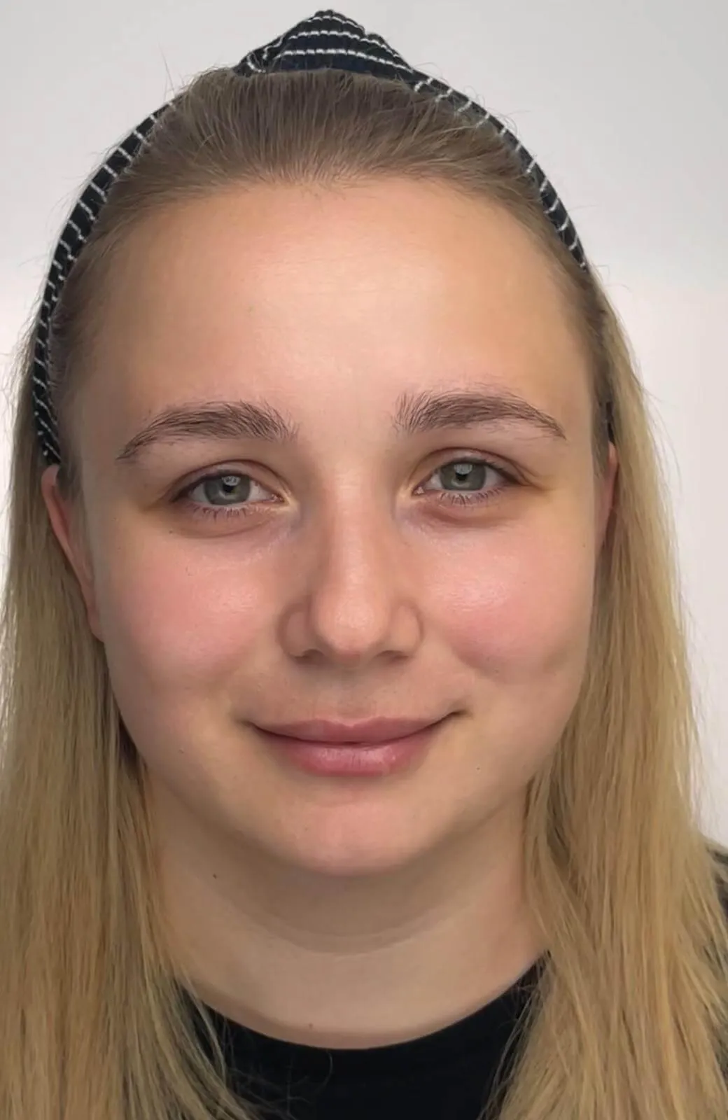 Ungeschminktes Portrait einer Kundin vor der Behandlung – natürliche Schönheit im Fokus