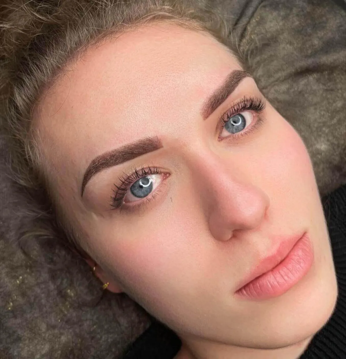 Frisch pigmentierte Powder Brows bei blonder Frau – Permanent Make-up Augenbrauen mit klarer Form
