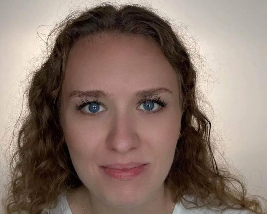 Ungeschminktes Portrait einer Kundin vor der Behandlung – natürliche Schönheit im Fokus