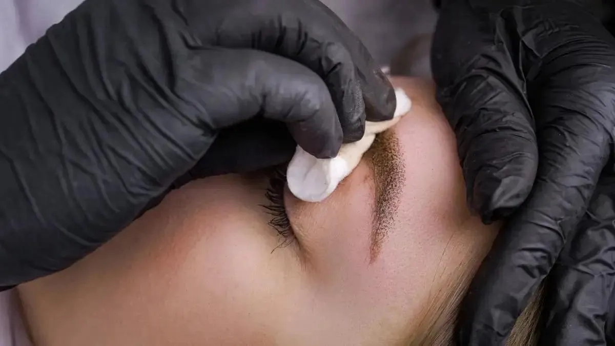 Schonend Nachbehandlung nach PM-Entfernung an den Augenbrauen mit Remover in Salach