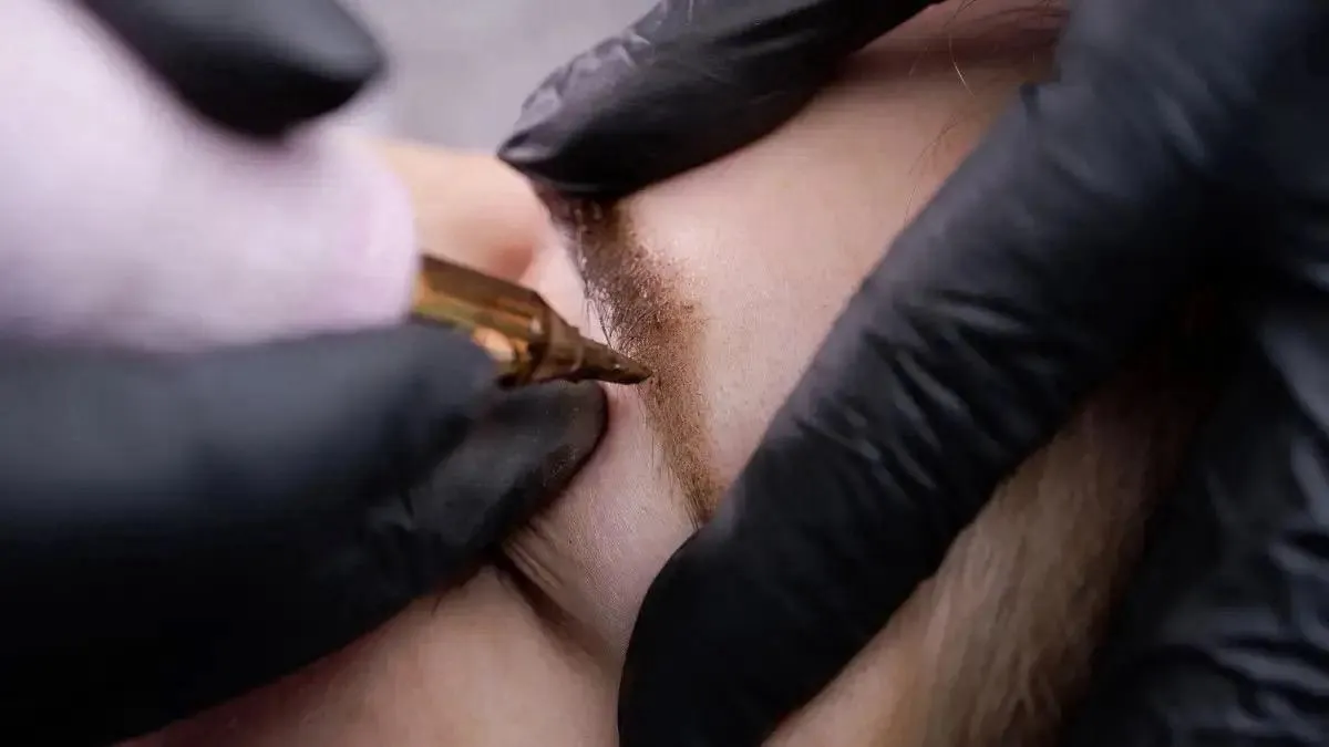 Sanfte Entfernung von misslungenem Permanent Make-up an den Augenbrauen mit Remover in Salach – schonend und effektiv.