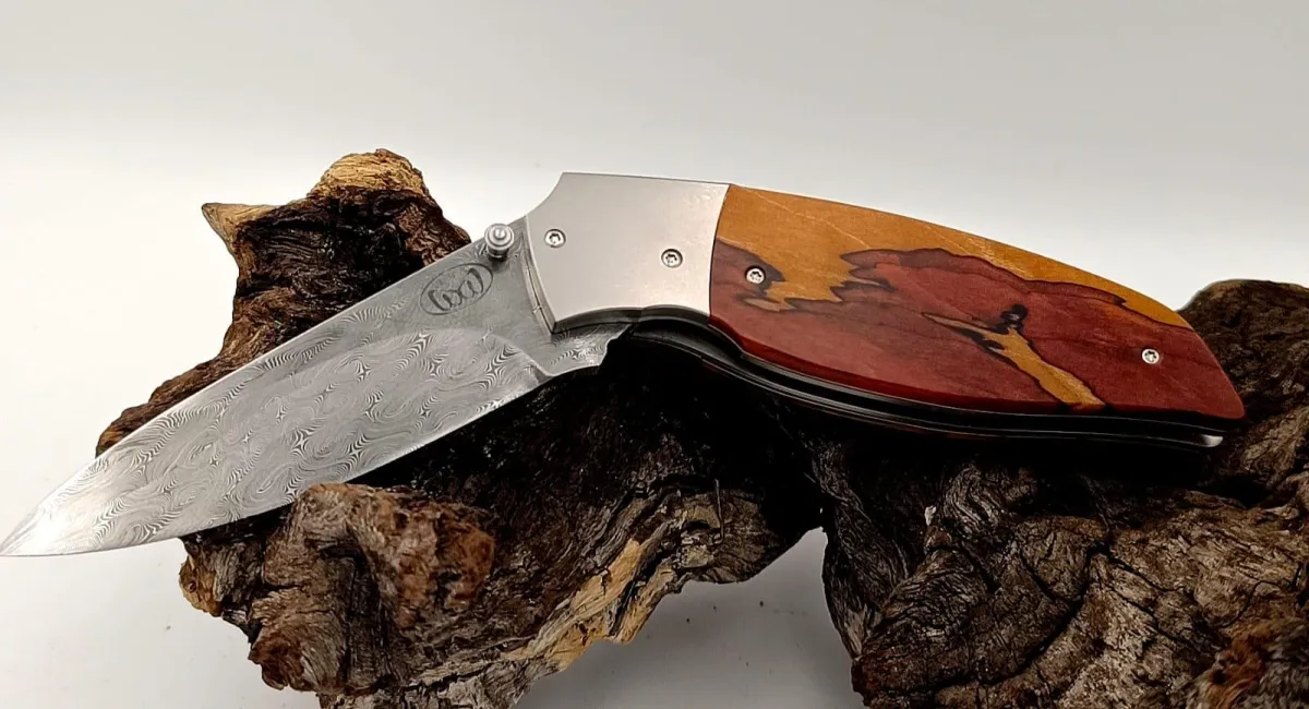 The Apex Skinner knife high-contrast macro