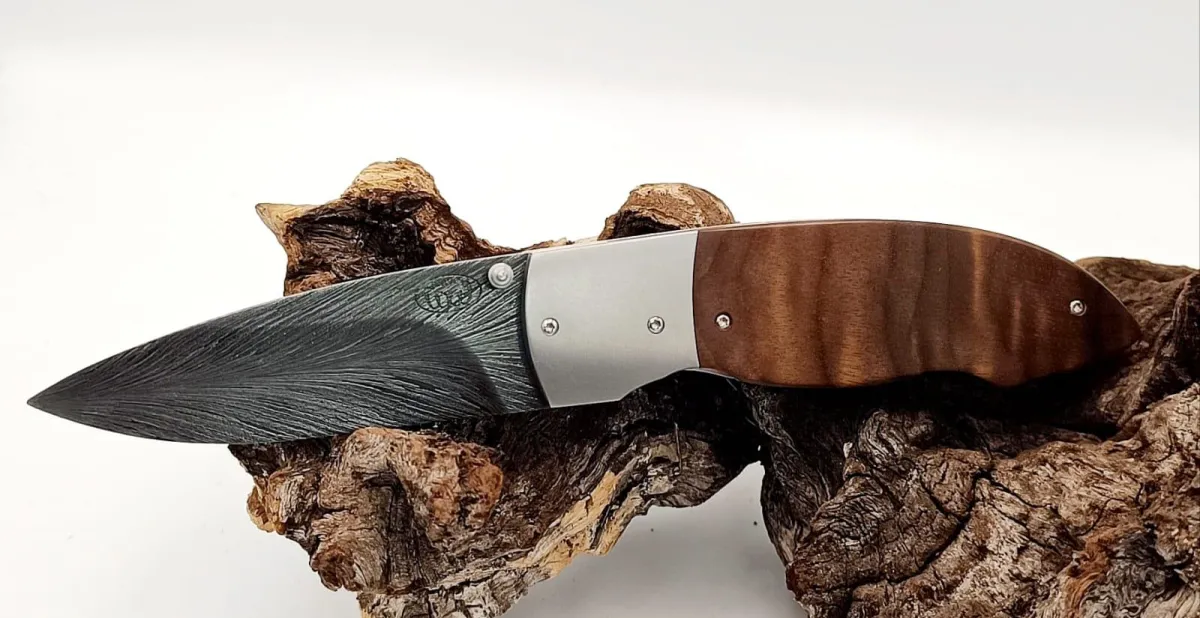 The Heritage Drop Point knife high-contrast macro