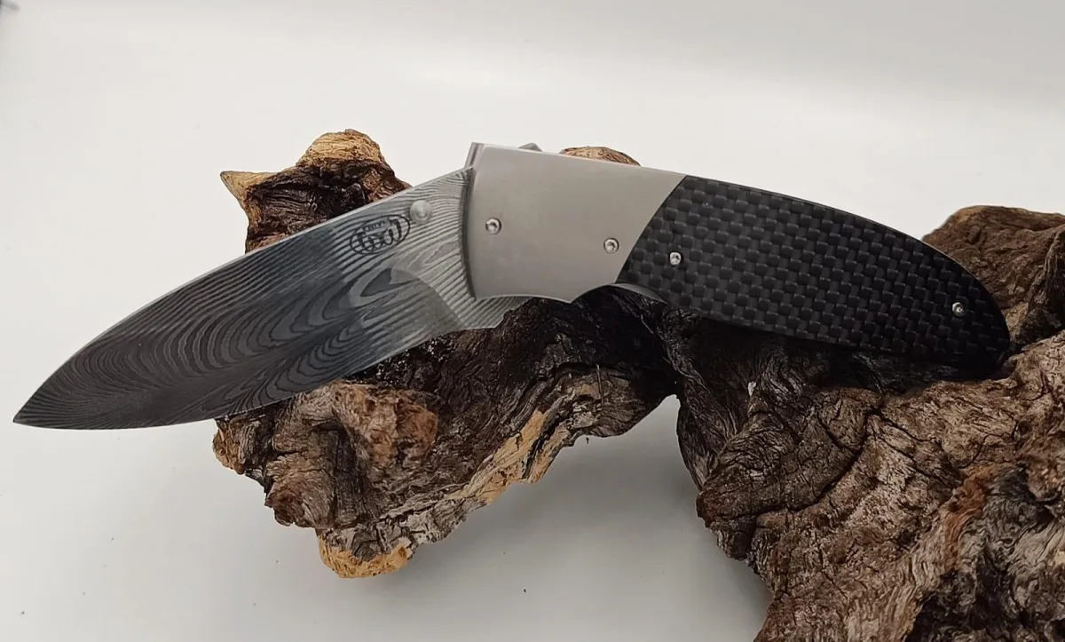 The Apex Skinner knife high-contrast macro