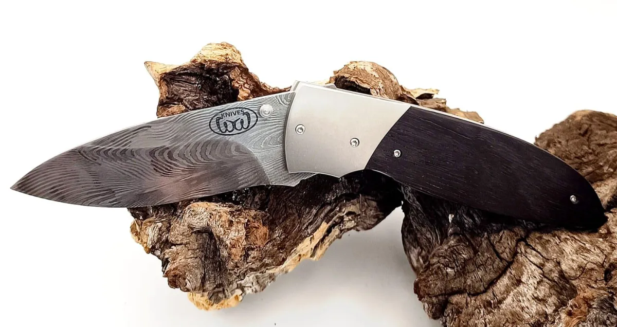 The Heritage Drop Point knife high-contrast macro