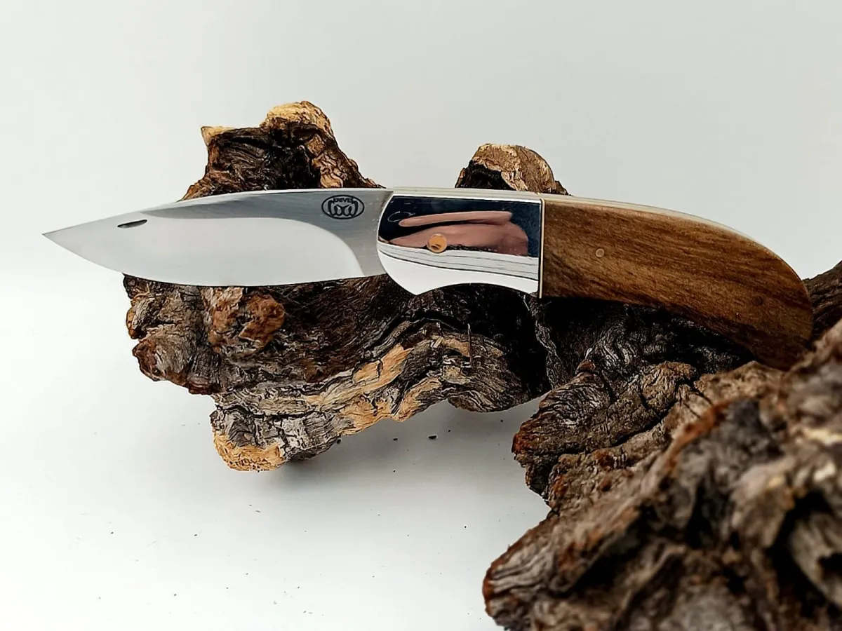 Carbon Utility knife high-contrast macro