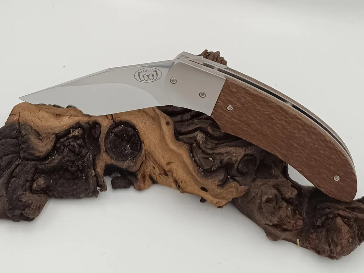 The Apex Skinner knife high-contrast macro