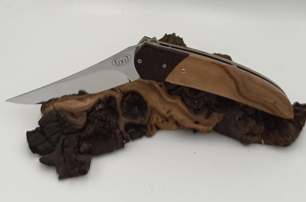 The Apex Skinner knife high-contrast macro