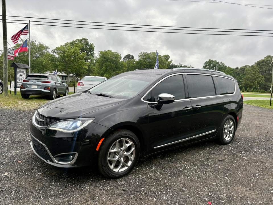 2017 Chrysler Pacifica Limited's photo