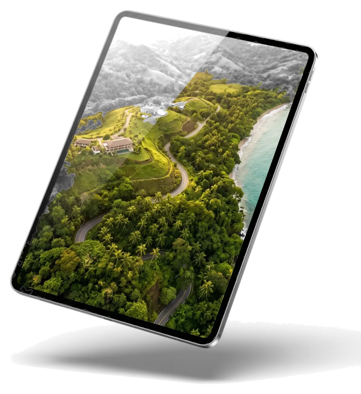 Tablet con un recorrido aéreo 360° de un proyecto costero en Panamá: selva, una carretera sinuosa y playa turquesa vistos desde un dron.