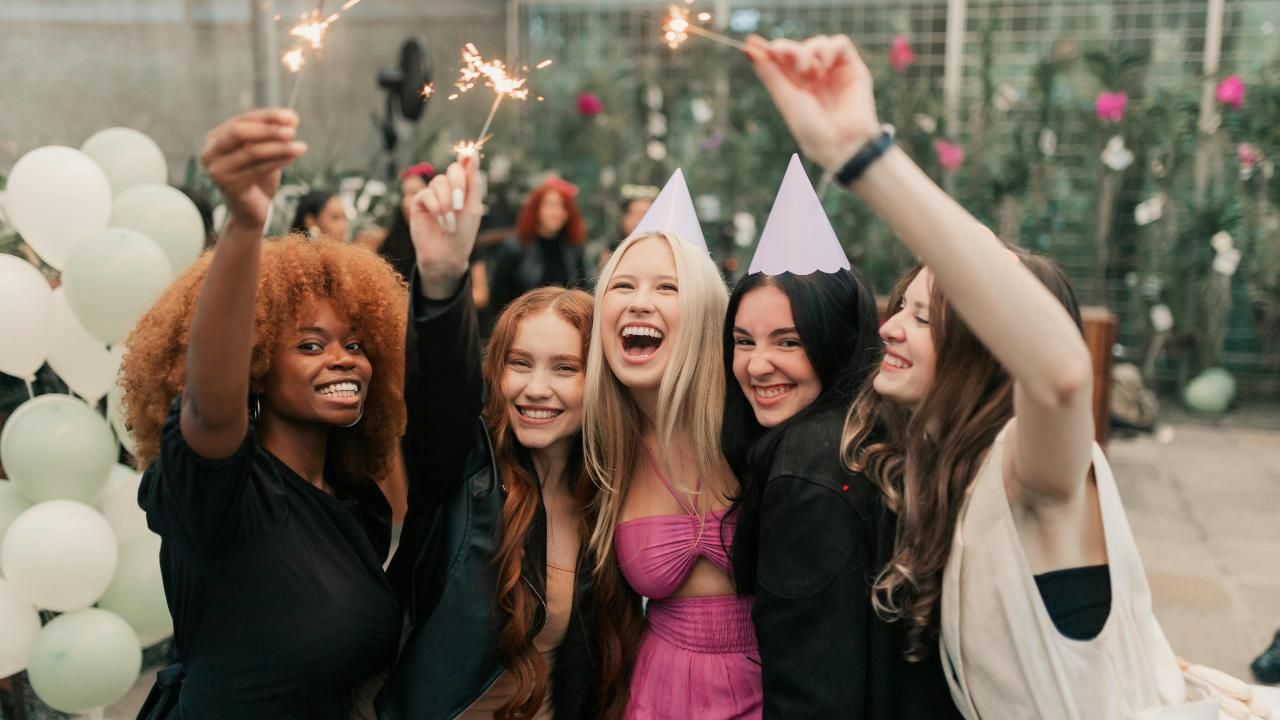 minimalist vs. maximalist birthday décor