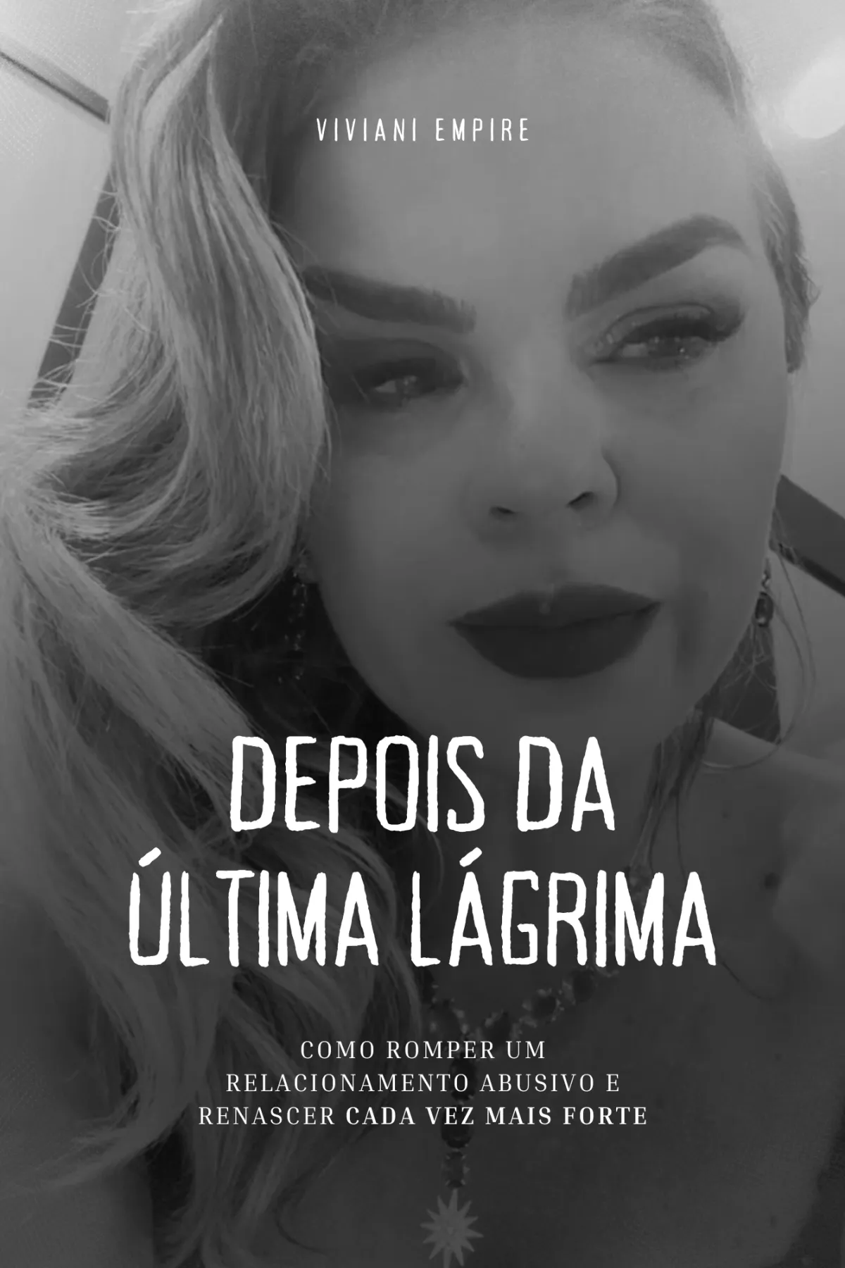 Mulher elegante olhando pela janela com expressão reflexiva e luz suave entrando