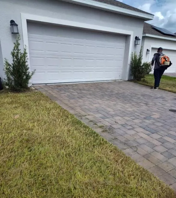 Well-trimmed front yard with sharp edging around a curved driveway in Kissimmee FL