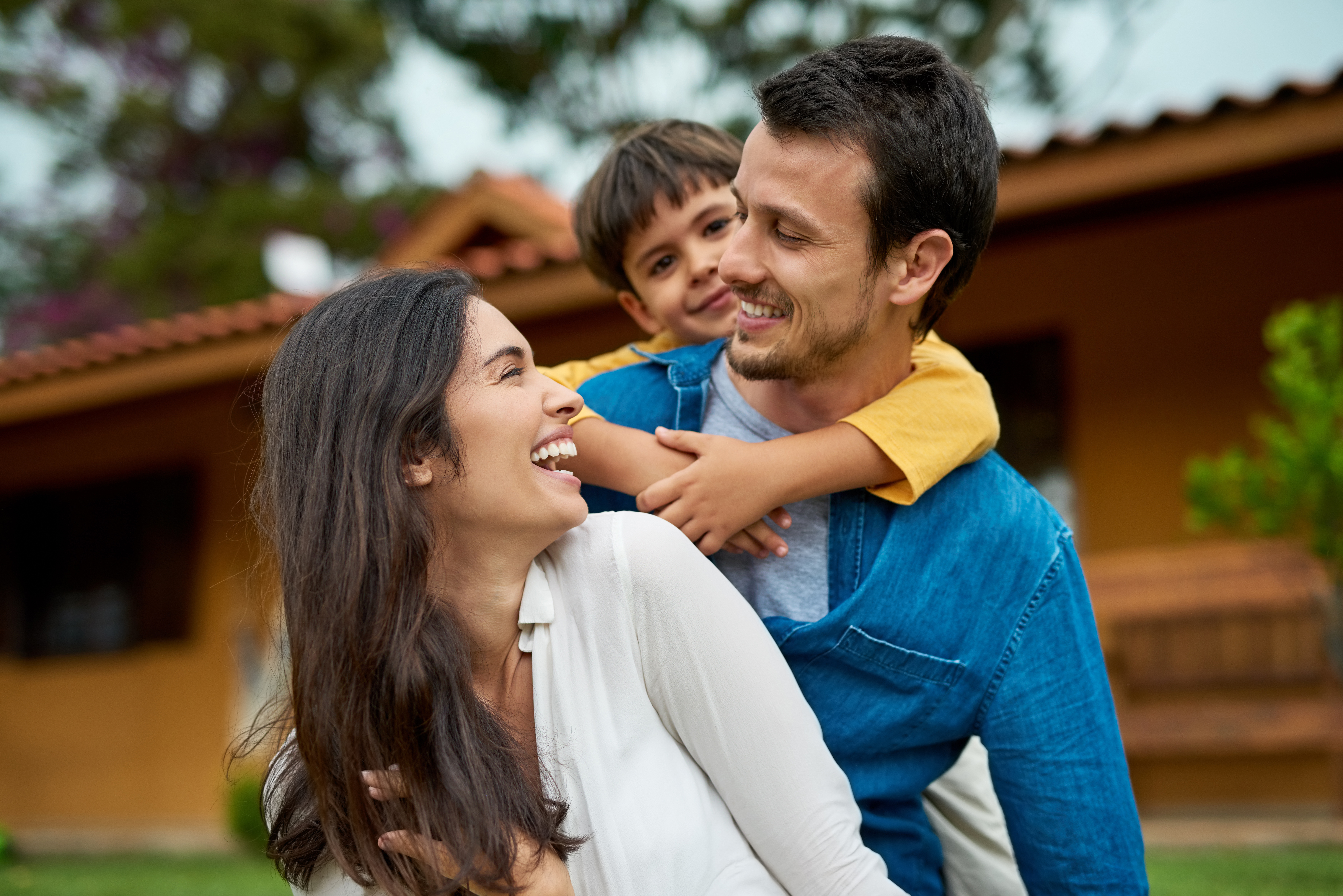 Familia hispana frente a su nueva casa