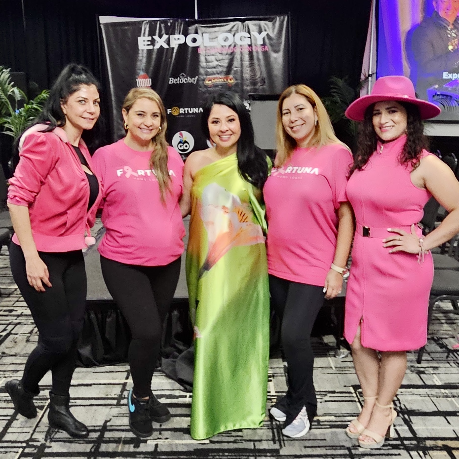Pasarela en vivo y modelos mostrando tendencias