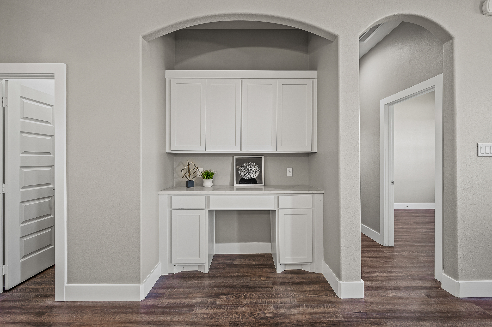 Texas Prime primary suite with balcony overlooking lake