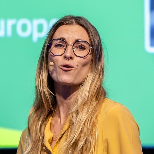 Crea a subscription community programe