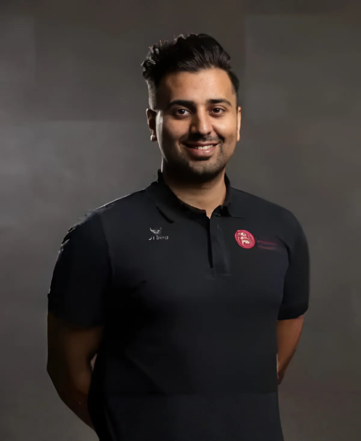 Praxis-Teamfoto: Vier Fachtherapeuten in moderner Reha-Praxis, freundlich lächelnd vor hellem, klinischem Hintergrund