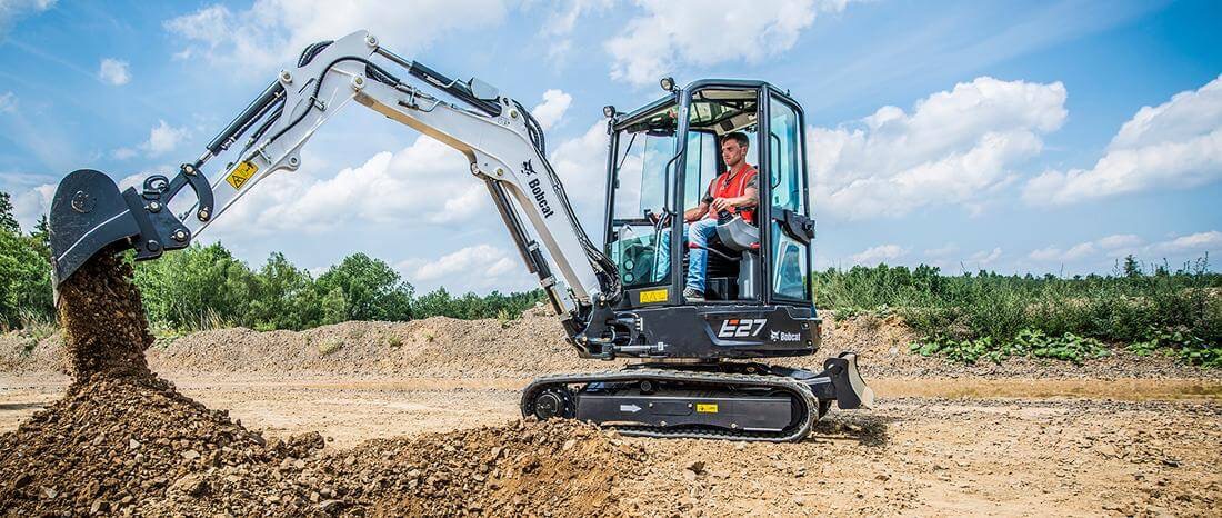 Gépi földunka mini-kotróval, alapásás és tereprendezés pontos kivitelezéssel Pest megyében