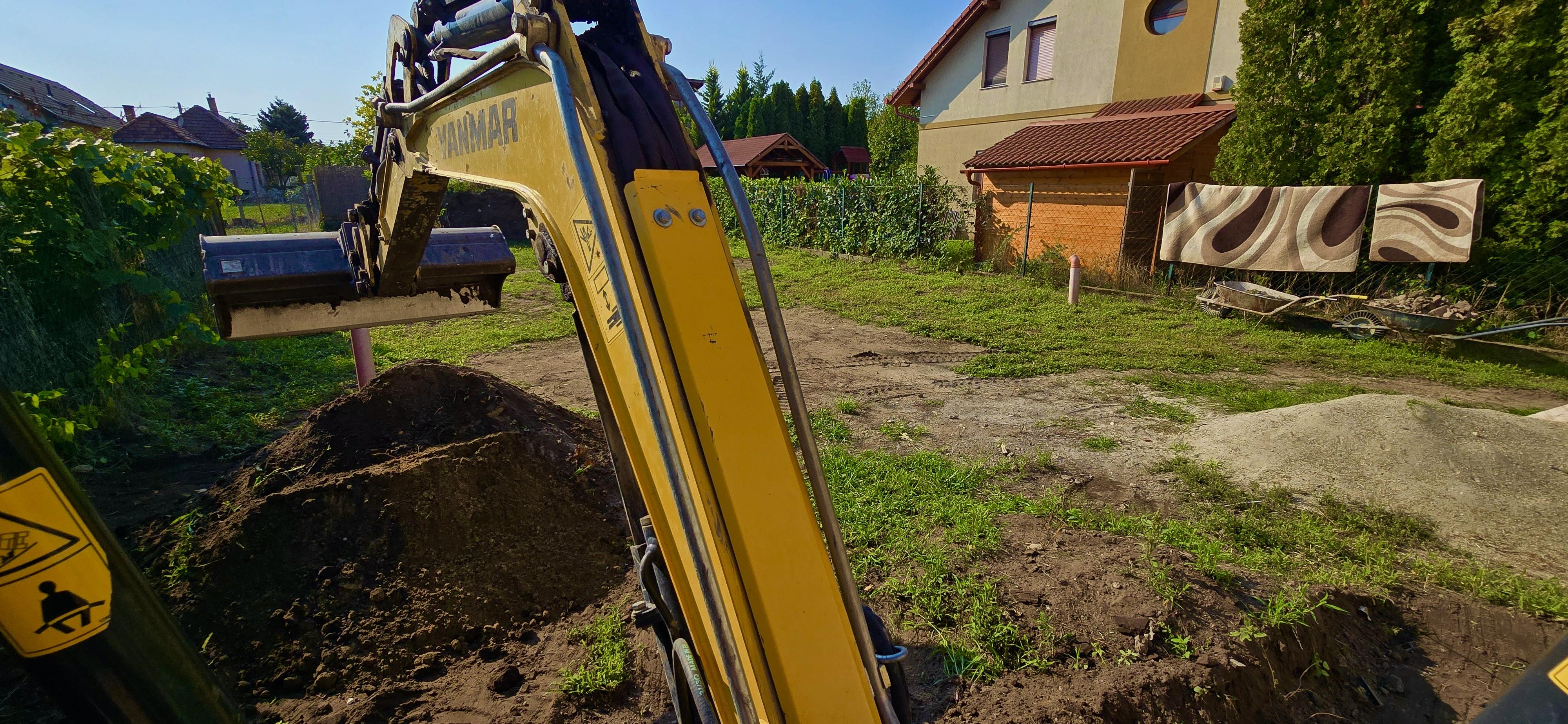 Előkészítetlen telek gépi földmunka előtt, földkiemelés és tereprendezés megkezdése előtt