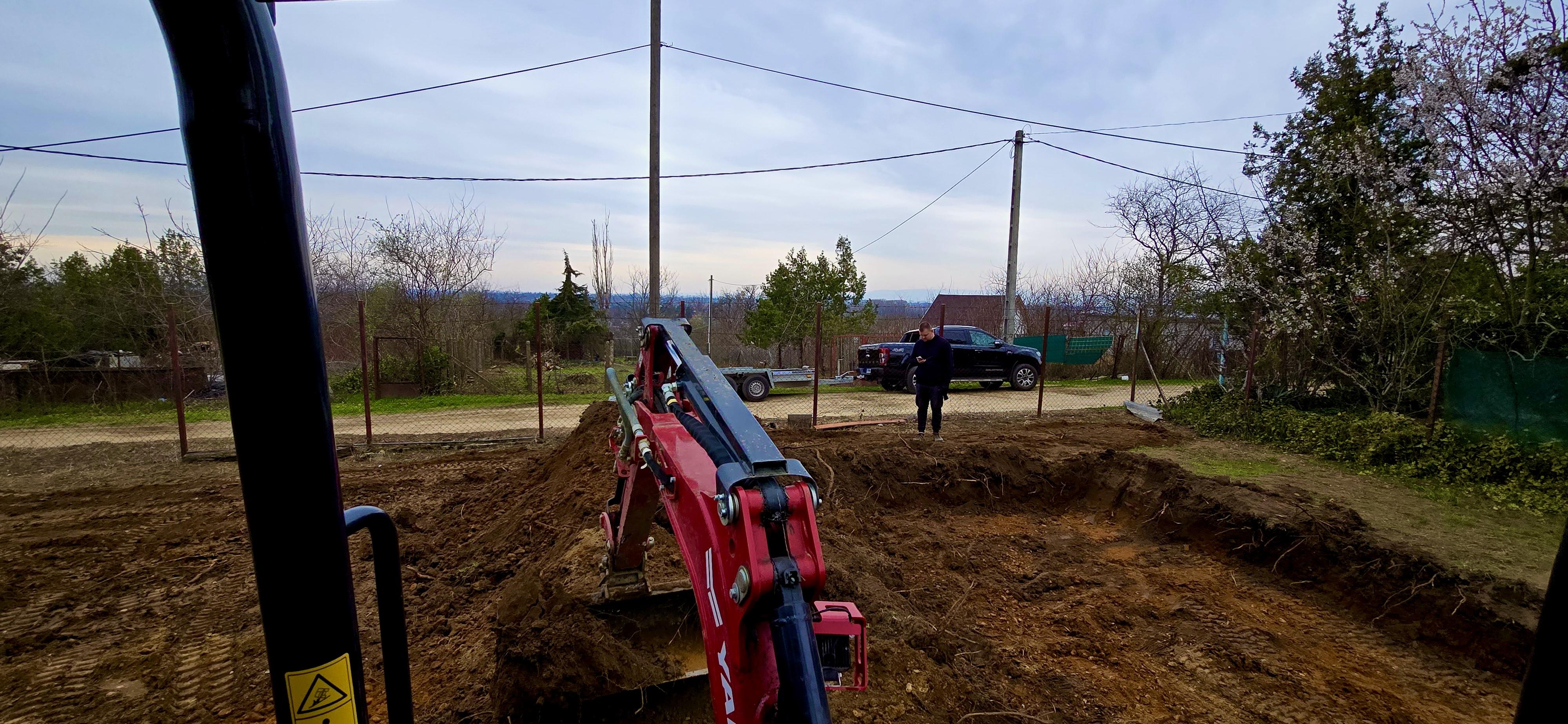 Tereprendezés és földszintezés gépi munkával építési terület előkészítéséhez 