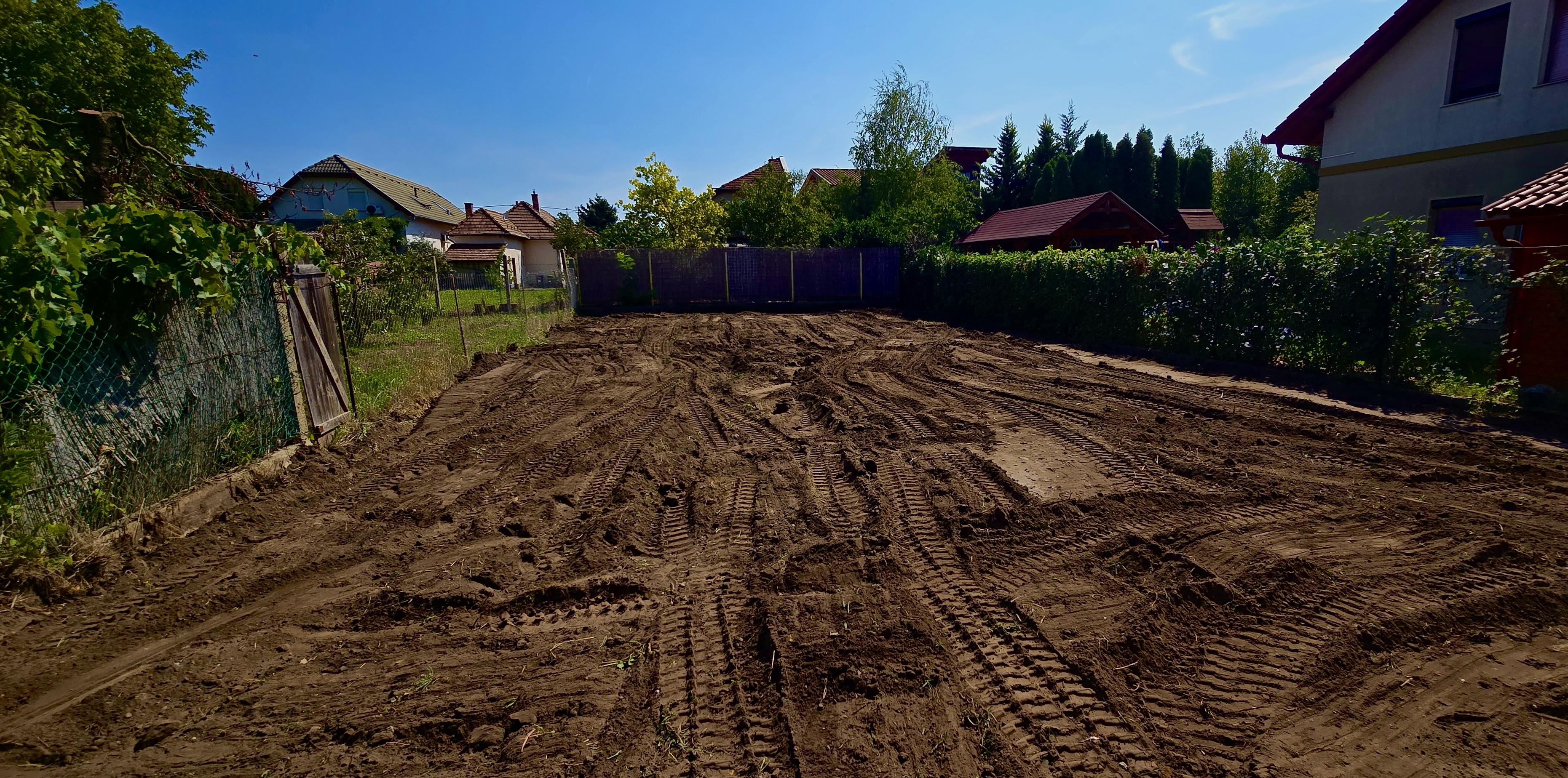 Elsimított és előkészített terület gépi földmunka után, pontos tereprendezéssel és földmunkával