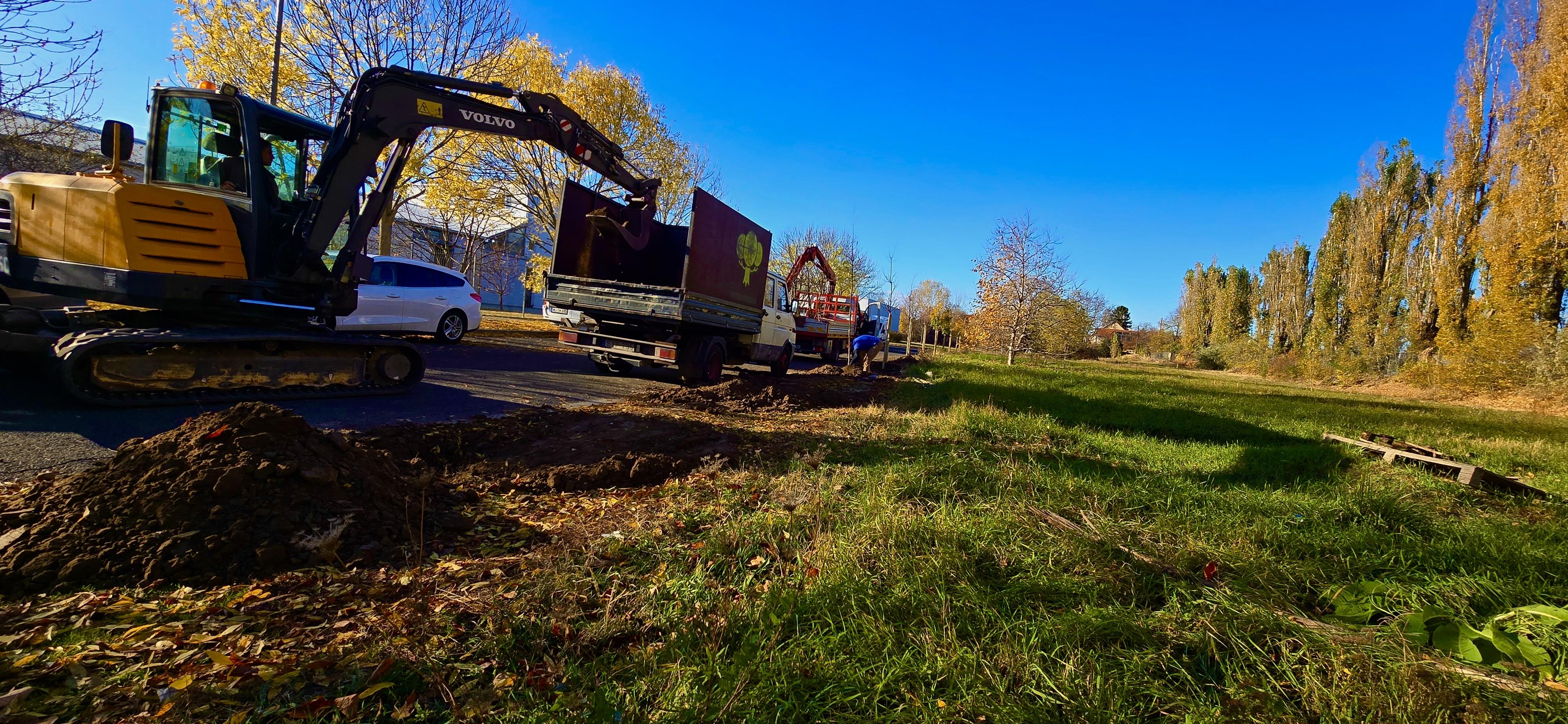 Gépi földmunka nagy területen, földkiemelés és terep előkészítés modern munkagéppel