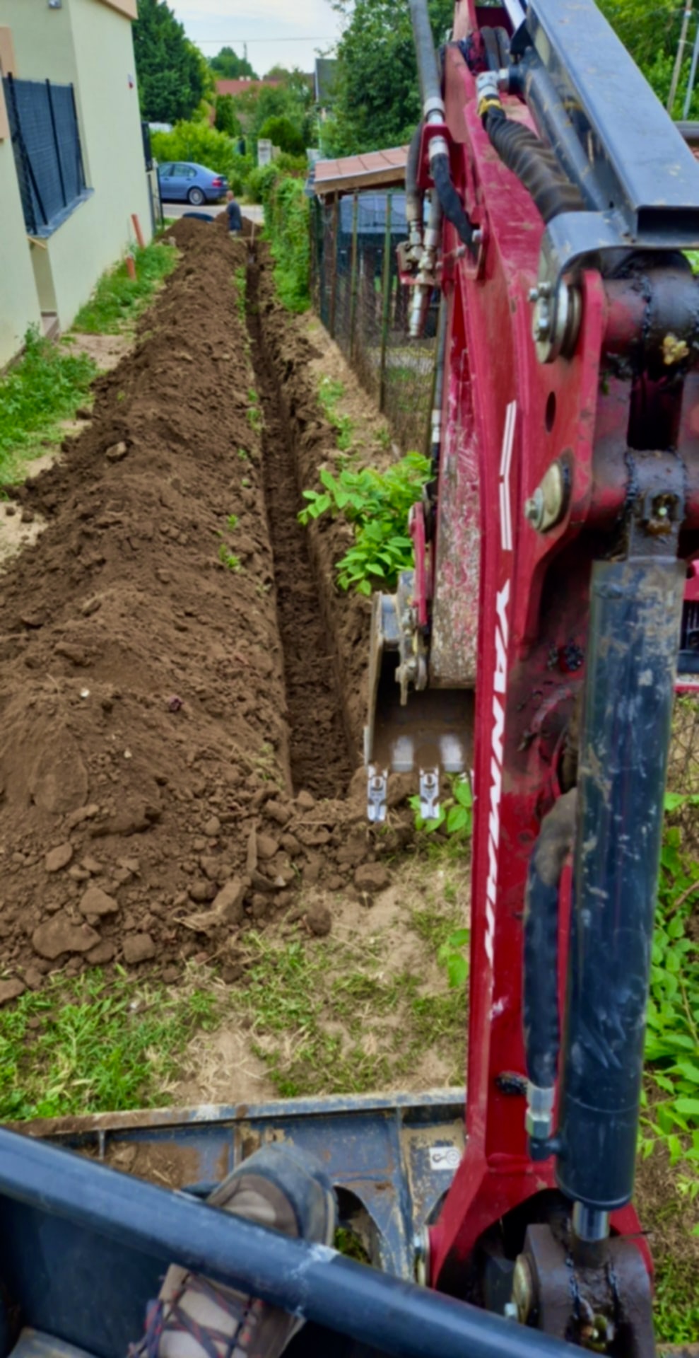 Precíz árokásás gépi földmunkával közmű– és alap előkészülethez szűk területen
